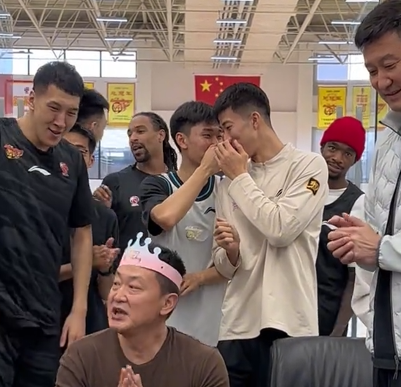 虎扑NBA-广东为领队庆生！杜锋讲话并获高待遇，全员用力按蛋糕，奎因太坏